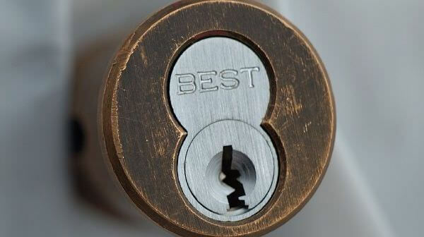 Замена личинки замка входной двери в Омске